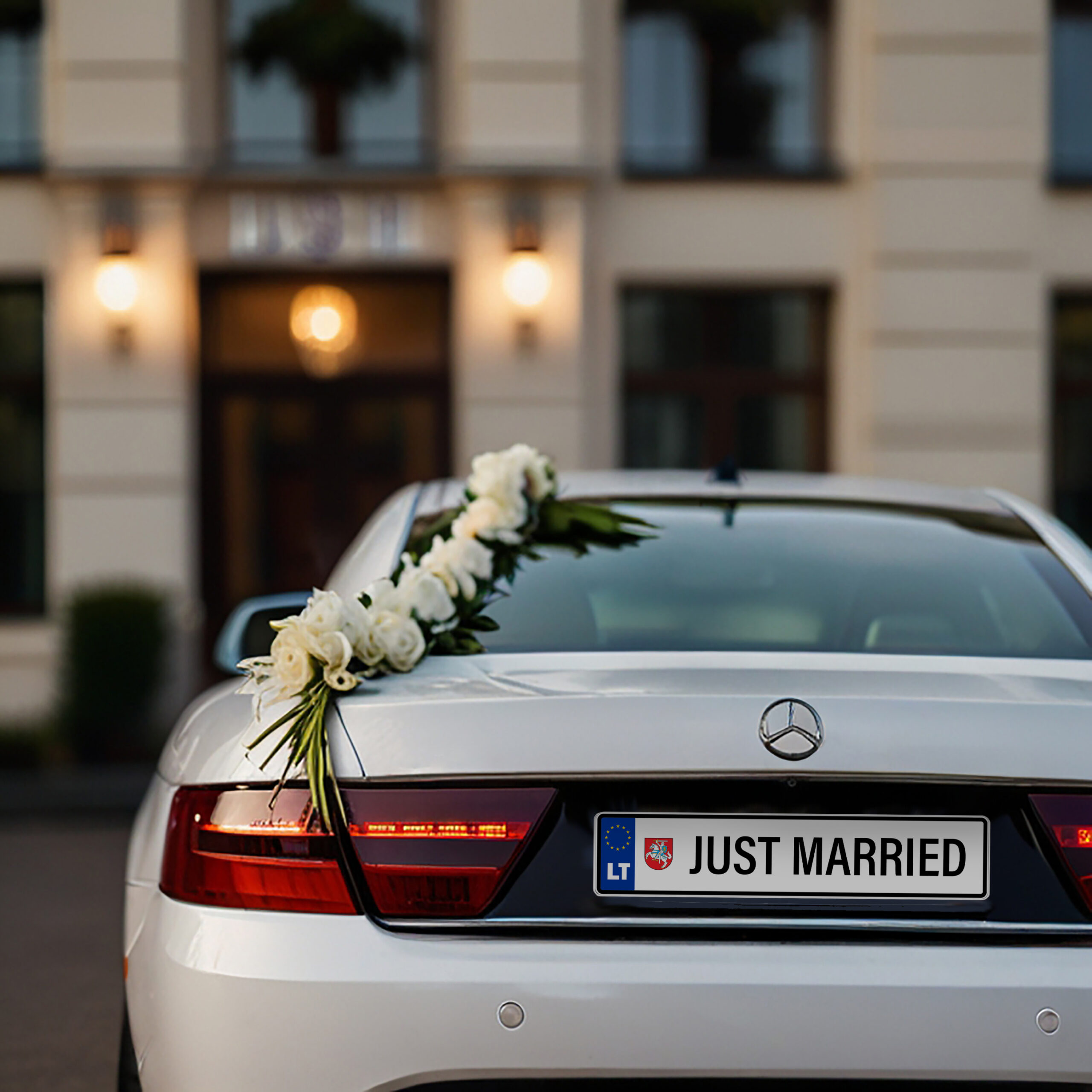 Leonardo_Lightning_XL_A_modern_white_luxury_wedding_car_captur_3
