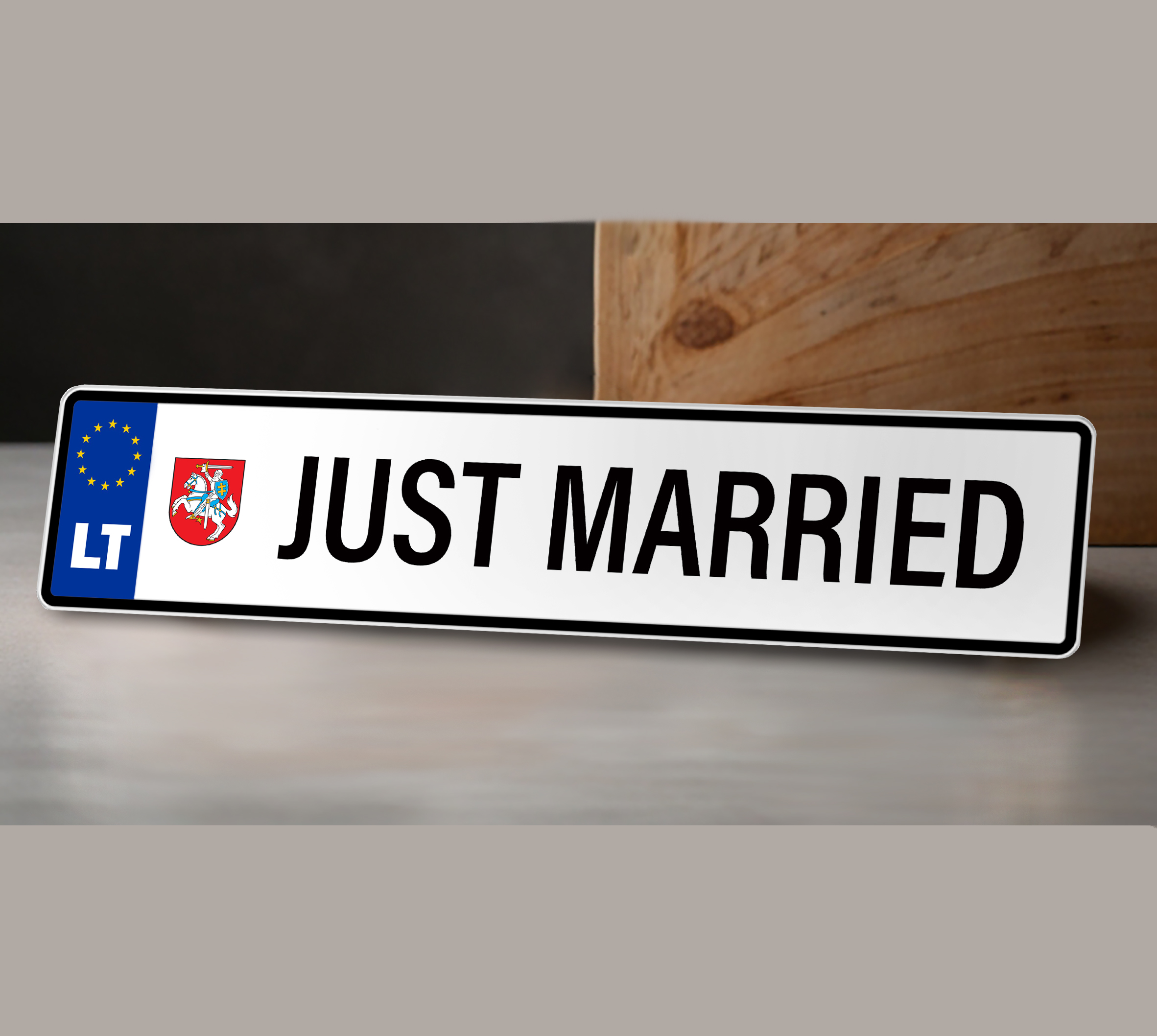 Leonardo_Lightning_XL_A_welllit_and_professionally_arranged_p_0